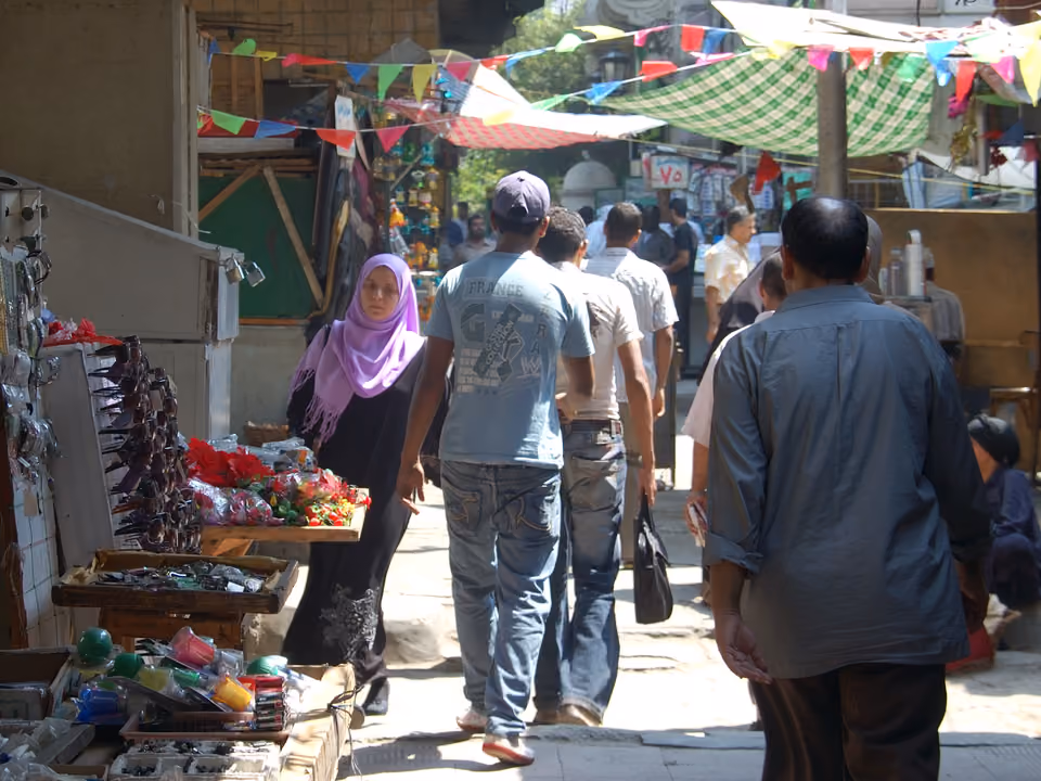 Rua estreita do mercado Khan el-Khalili com barraca de artesanato, Cairo, Egito