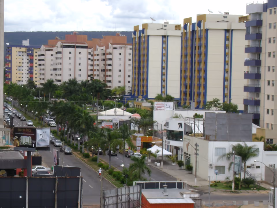 Vista da avenida central de Caldas Novas, com prédios e coqueiros