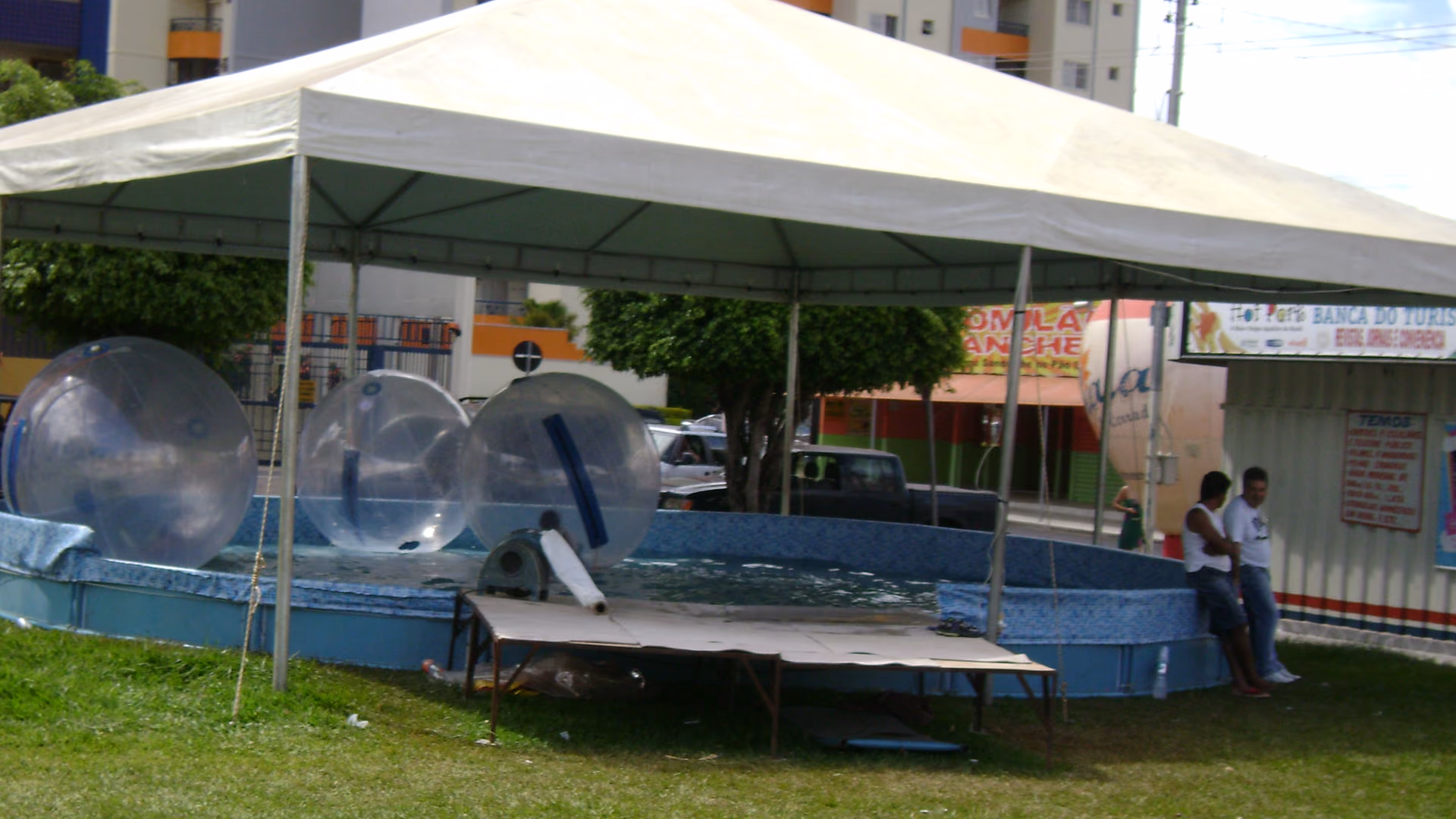 Bolhas infláveis sobre a água numa atração do Hot Park em Caldas Novas