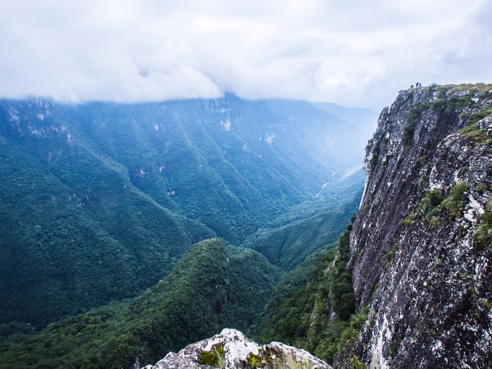 Cânion Fortaleza, com paredão rochoso coberto de neblina na Serra Gaúcha, Rio Grande do Sul