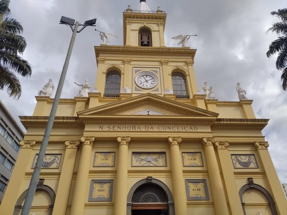 Fachada amarela da Catedral Metropolitana de Campinas, dedicada a Nossa Senhora da Conceição