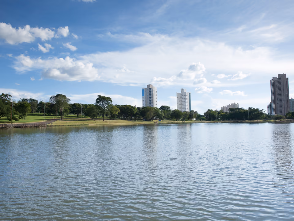 Lago do Parque das Nações Indígenas com skyline de Campo Grande ao fundo