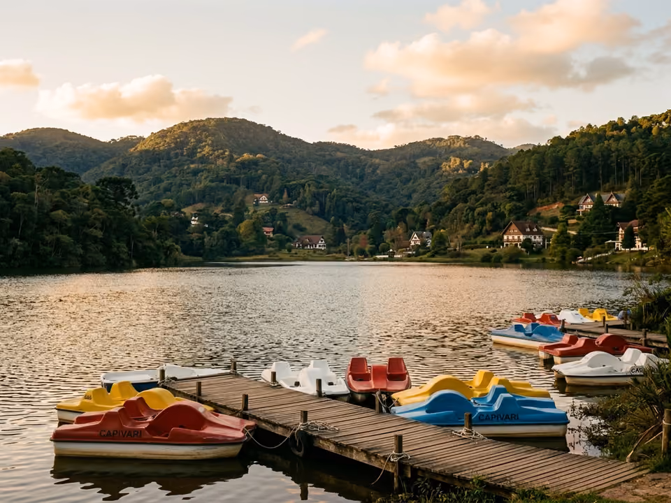 Lago do Parque Capivari com pedalinhos atracados no deck e morros arborizados ao fundo