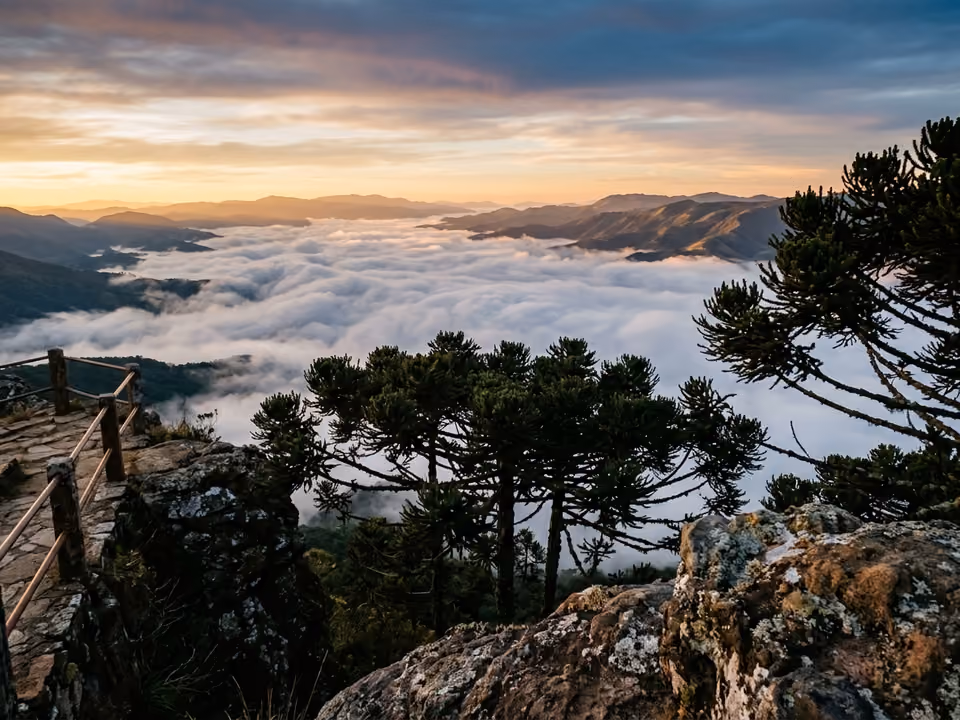 Mar de nuvens preenchendo o vale do Paraíba visto do mirante do Pico do Itapeva ao amanhecer
