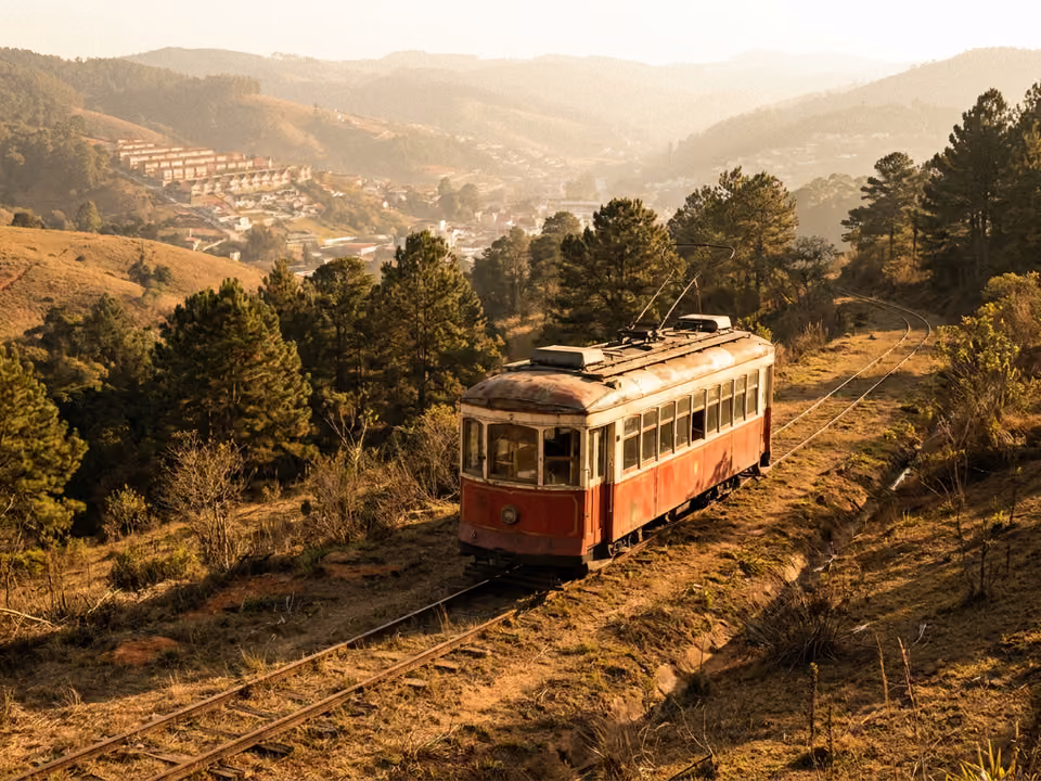 Bondinho da EFCJ em trilhos de bitola estreita cruzando campos de altitude com o vale ao fundo