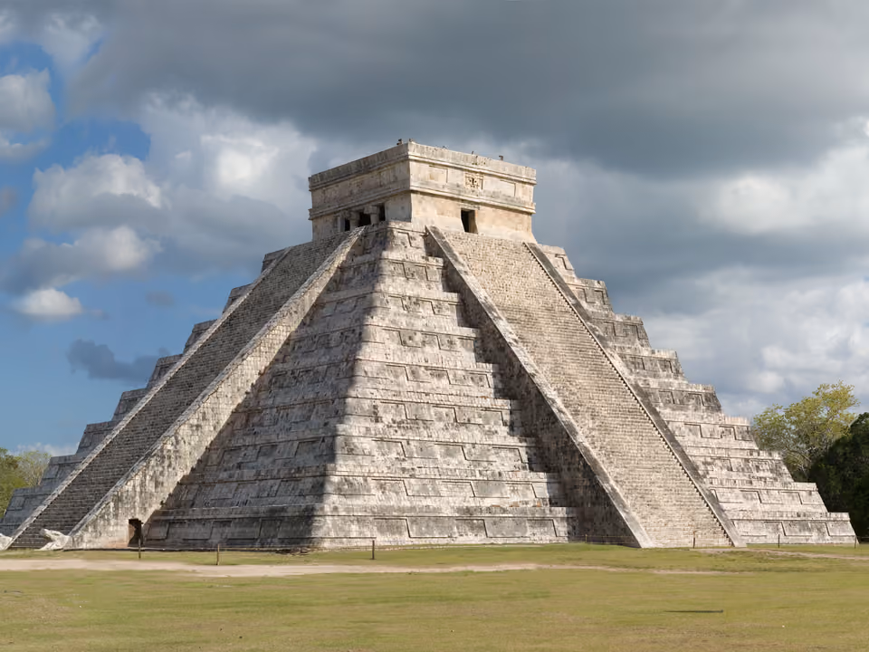 Pirâmide de Kukulcán em Chichén Itzá, a estrutura maia escalonada de pedra com escadarias nas quatro faces, sob céu azul