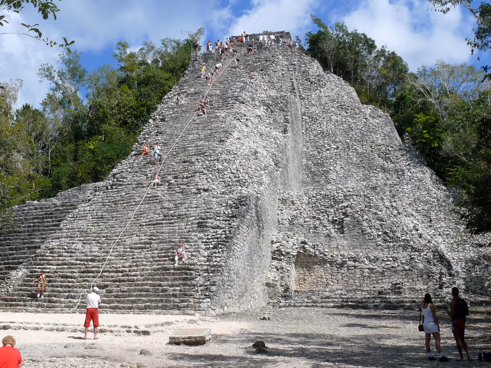 Pirâmide Nohoch Mul, em Cobá, a estrutura maia coberta de vegetação em meio à selva densa do Yucatán