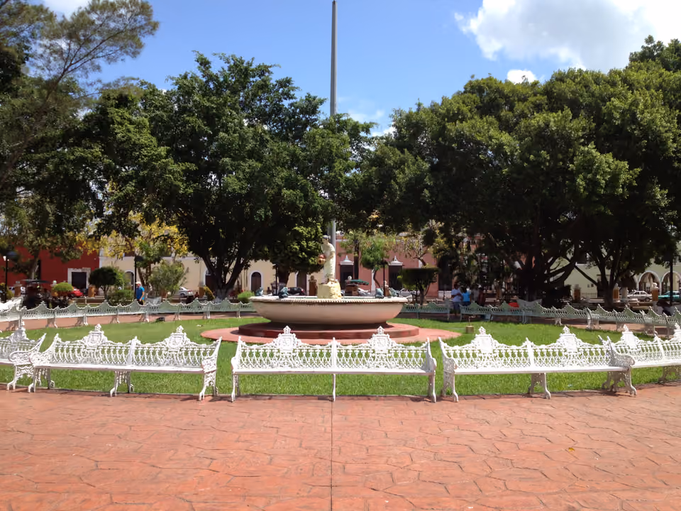 Praça central de Valladolid, no Yucatán, com a igreja colonial amarela ao fundo e o casario colorido ao redor