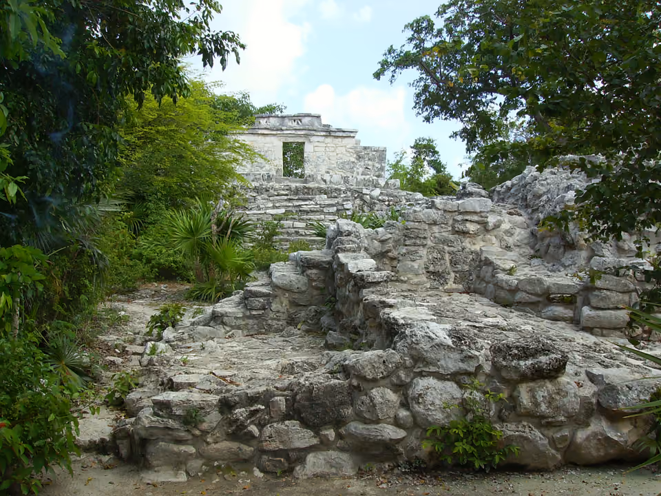 Réplica de templo maia em meio a jardins tropicais no parque Xcaret, na Riviera Maya