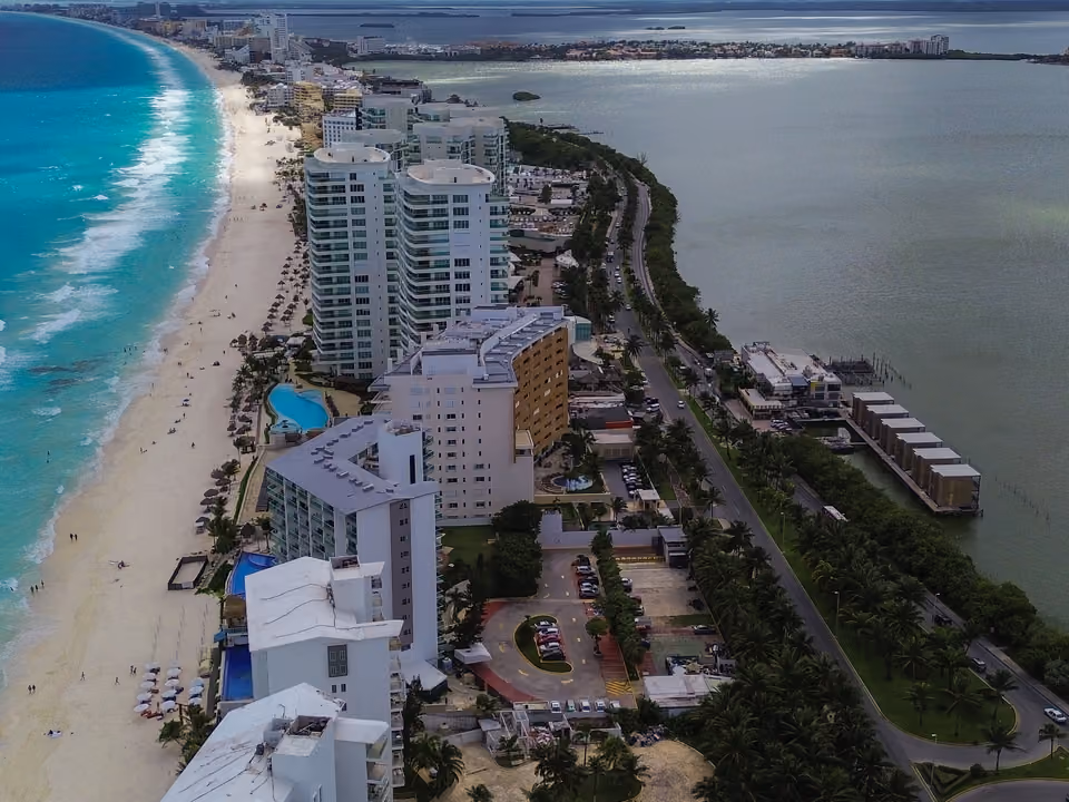 Vista aérea da Zona Hotelera de Cancún, a faixa estreita de terra em formato de sete com resorts de um lado e o mar Caribe do outro