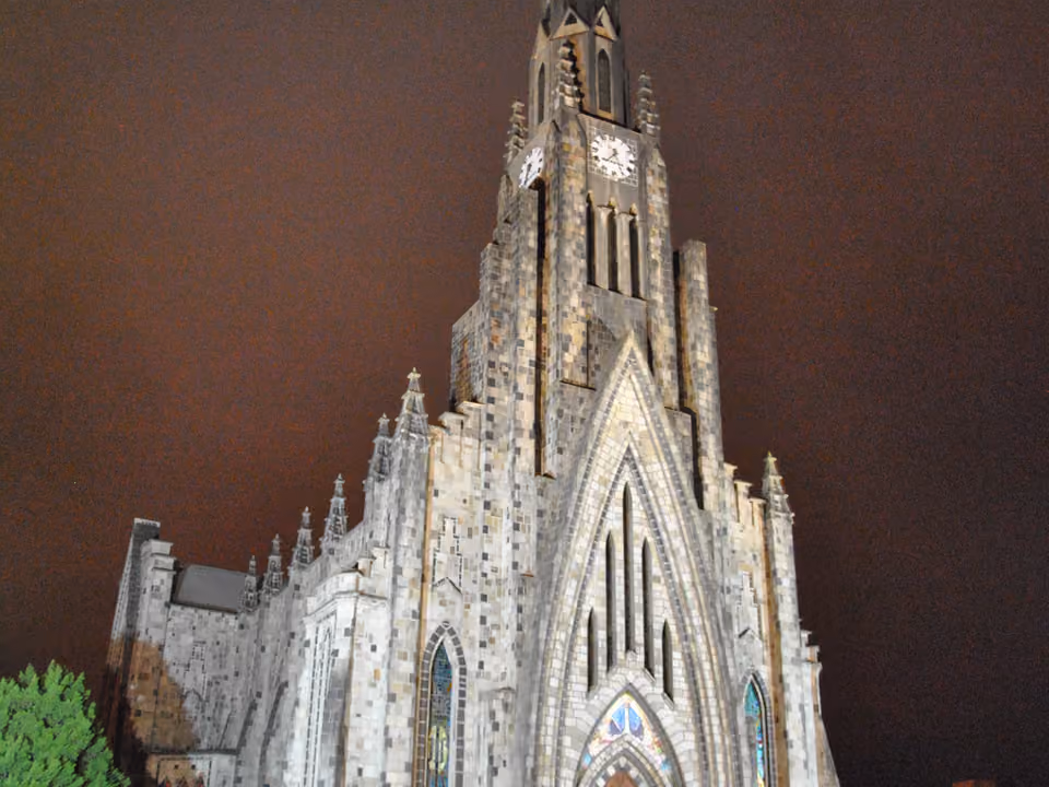 Catedral de Pedra iluminada à noite, em Canela, Rio Grande do Sul