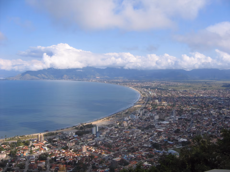 Vista da baía e da cidade de Caraguatatuba a partir do Morro Santo Antônio
