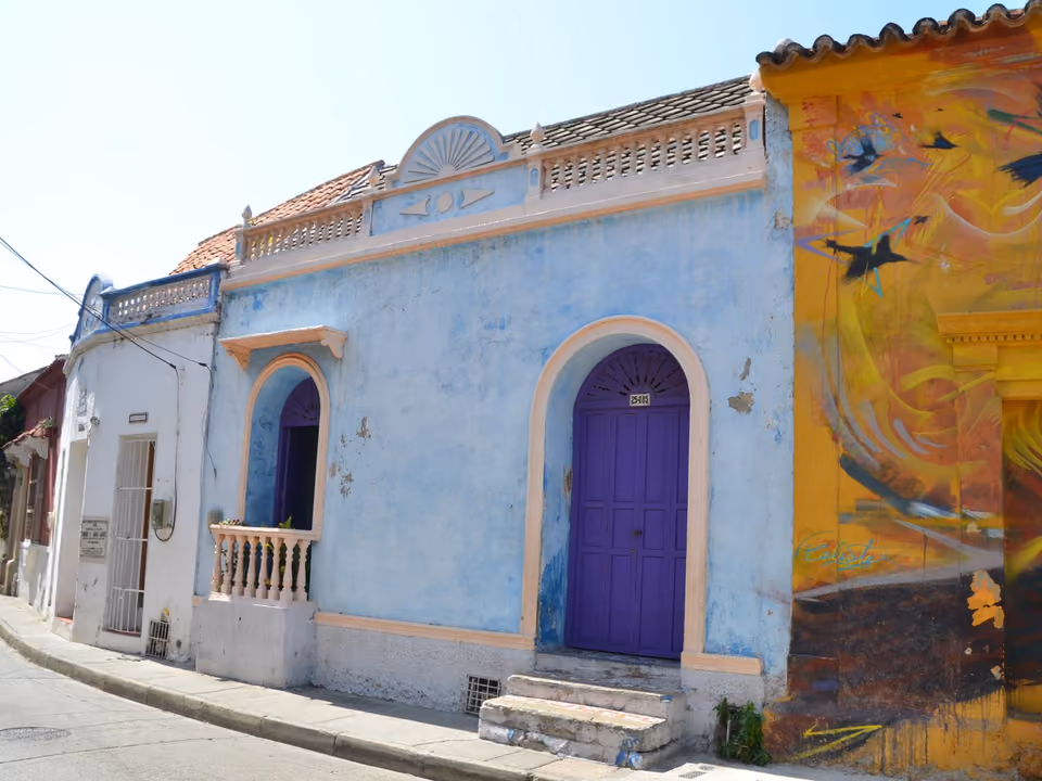 Casa colonial colorida com mural de arte de rua no bairro de Getsemaní, Cartagena, Colômbia