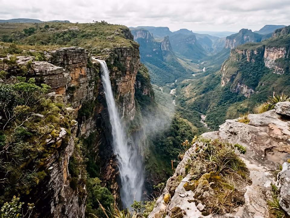 Cachoeira da Fumaça vista do alto do paredão, com o fio d'água virando névoa antes de chegar ao fundo do canyon