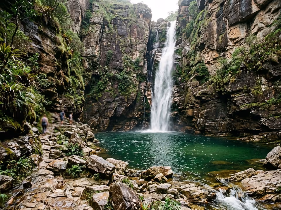 Cachoeira do Sossego caindo entre paredões lisos de canyon em poço esmeralda