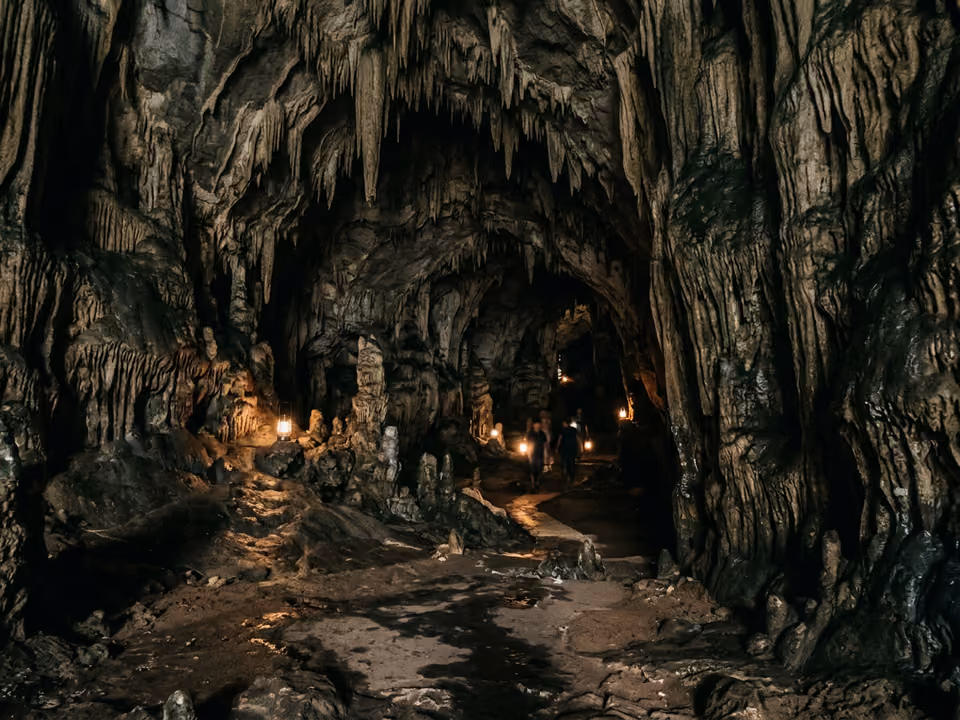 Galeria seca gigante da Lapa Doce com estalactites e estalagmites iluminadas por lanternas
