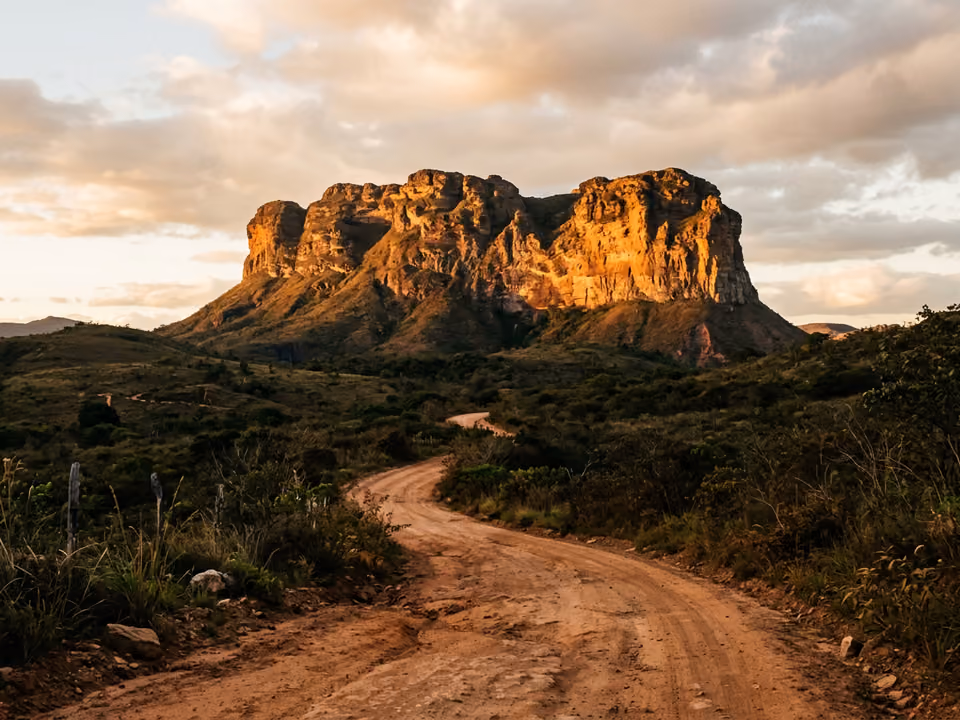 Morro do Pai Inácio visto da estrada, com os paredões do morro-tabuleiro brilhando na golden hour