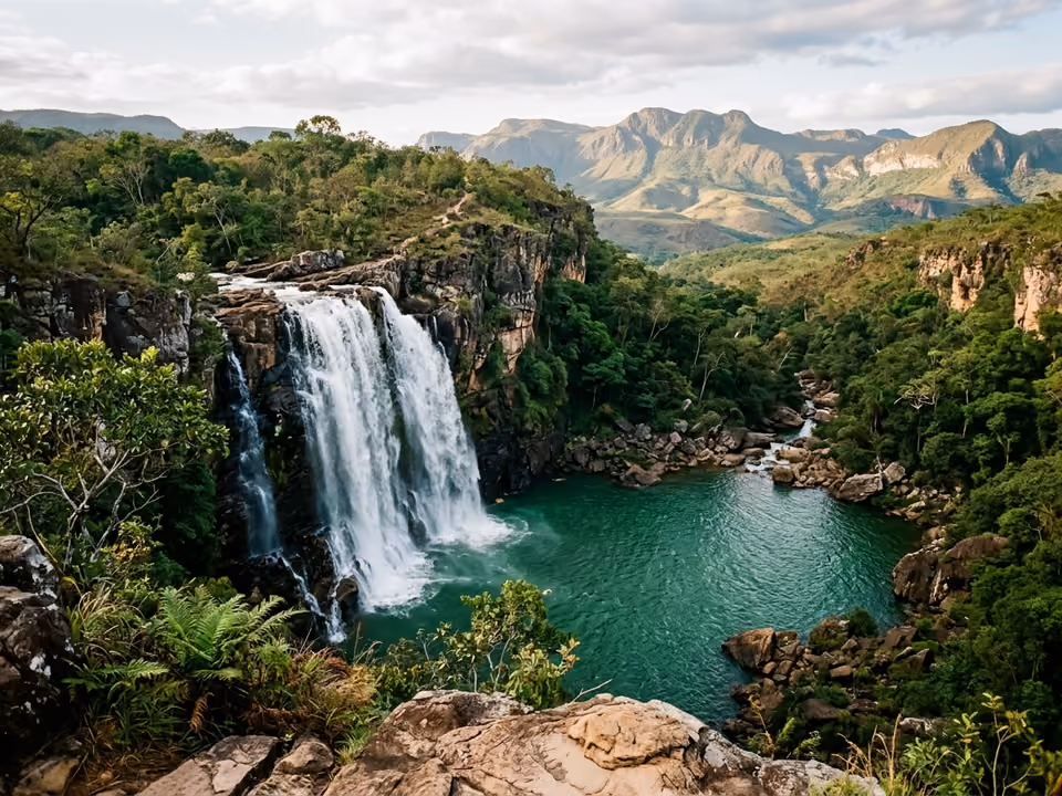 Queda de cerca de 50 metros da Cachoeira Almécegas I caindo sobre o paredão vermelho da Fazenda São Bento