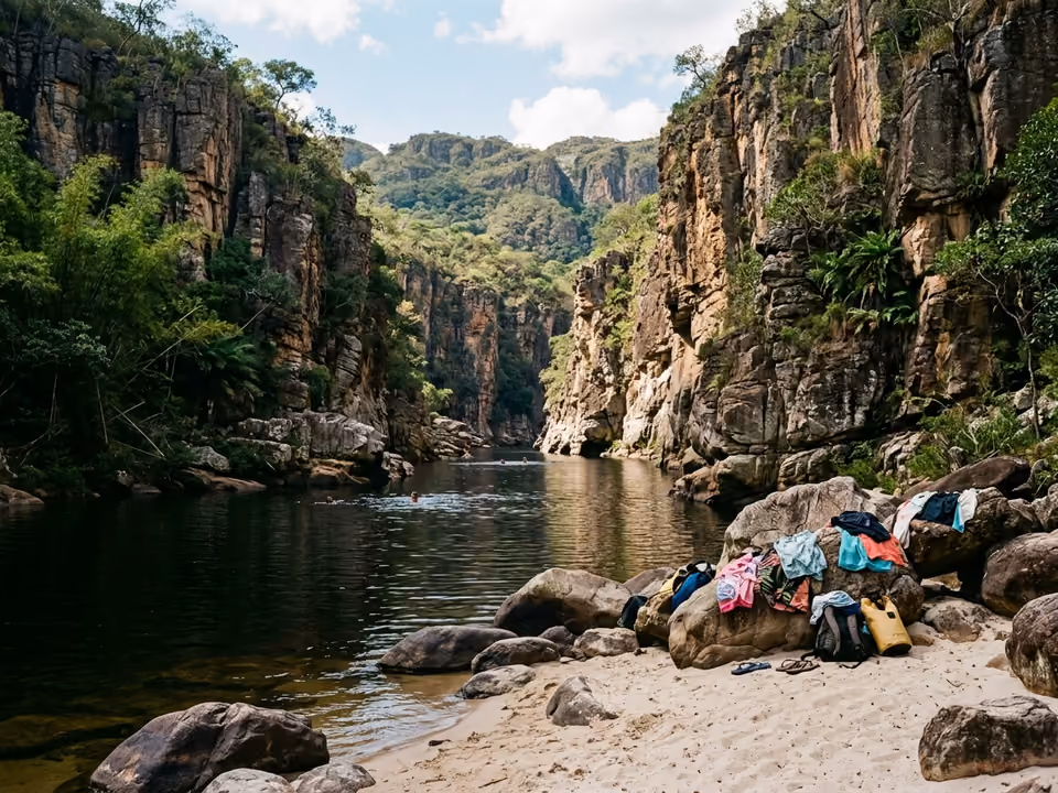 Poço calmo entre os paredões dos Cânions II, no Parque Nacional da Chapada dos Veadeiros, com banhistas na água rasa