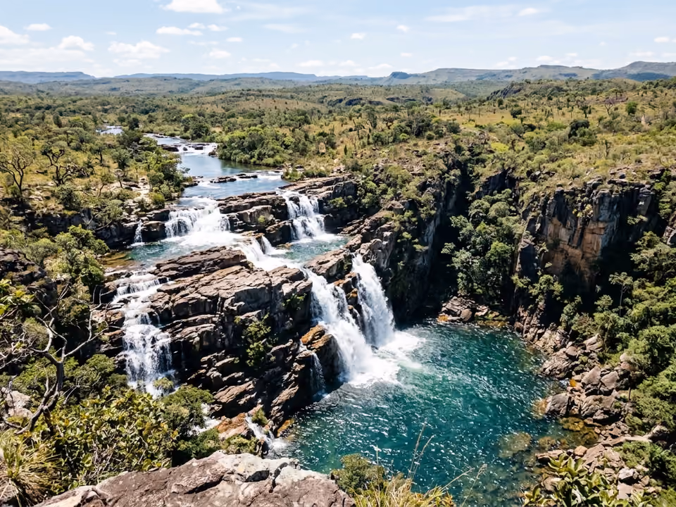 Conjunto de quedas das Cataratas dos Couros descendo em degraus de rocha no cerrado aberto, sem estrutura turística