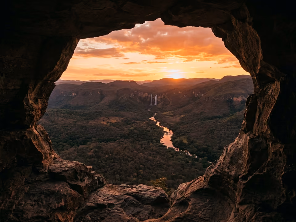 Fenda de rocha do Mirante da Janela enquadrando o vale da Chapada dos Veadeiros na luz dourada do fim de tarde