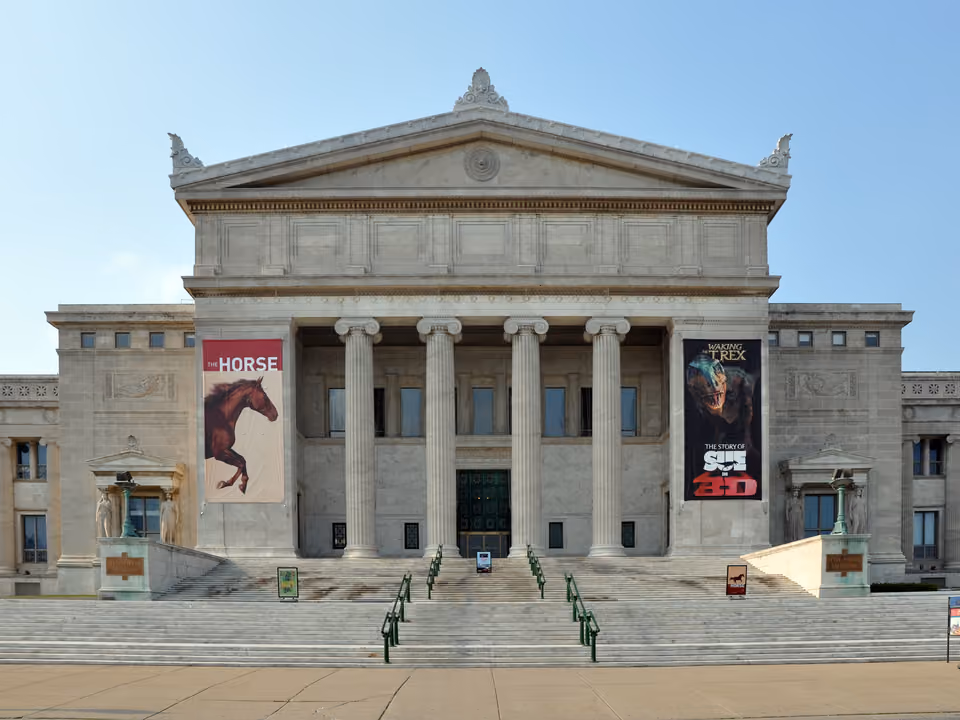Fachada neoclássica do Field Museum em Chicago, à beira do Lago Michigan