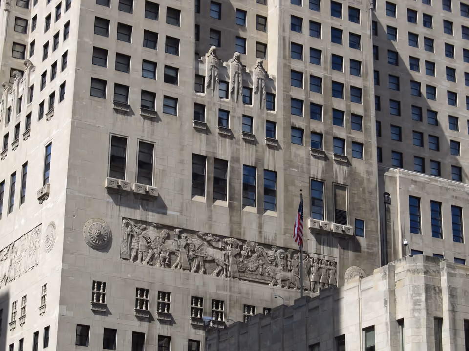 Magnificent Mile em Chicago, a avenida de compras com prédios históricos e modernos ao longo da Michigan Avenue