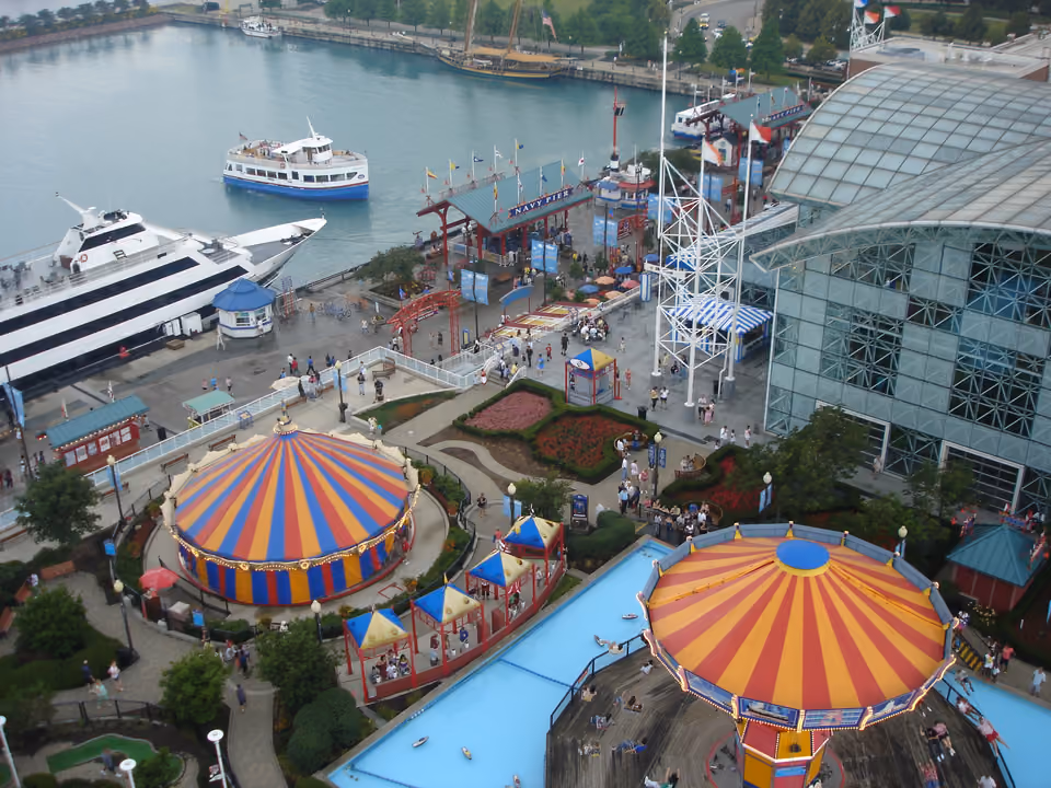 Navy Pier em Chicago, com a roda-gigante iluminada à beira do Lago Michigan ao entardecer