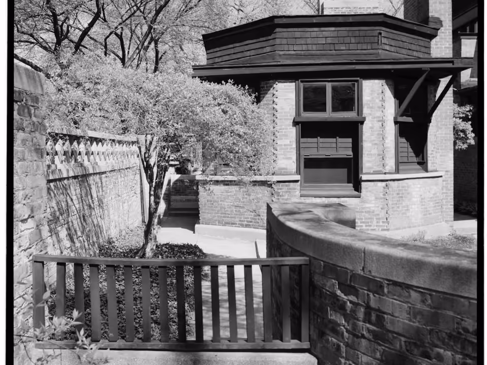 Casa histórica projetada por Frank Lloyd Wright em Oak Park, perto de Chicago, com o estilo de linhas horizontais características