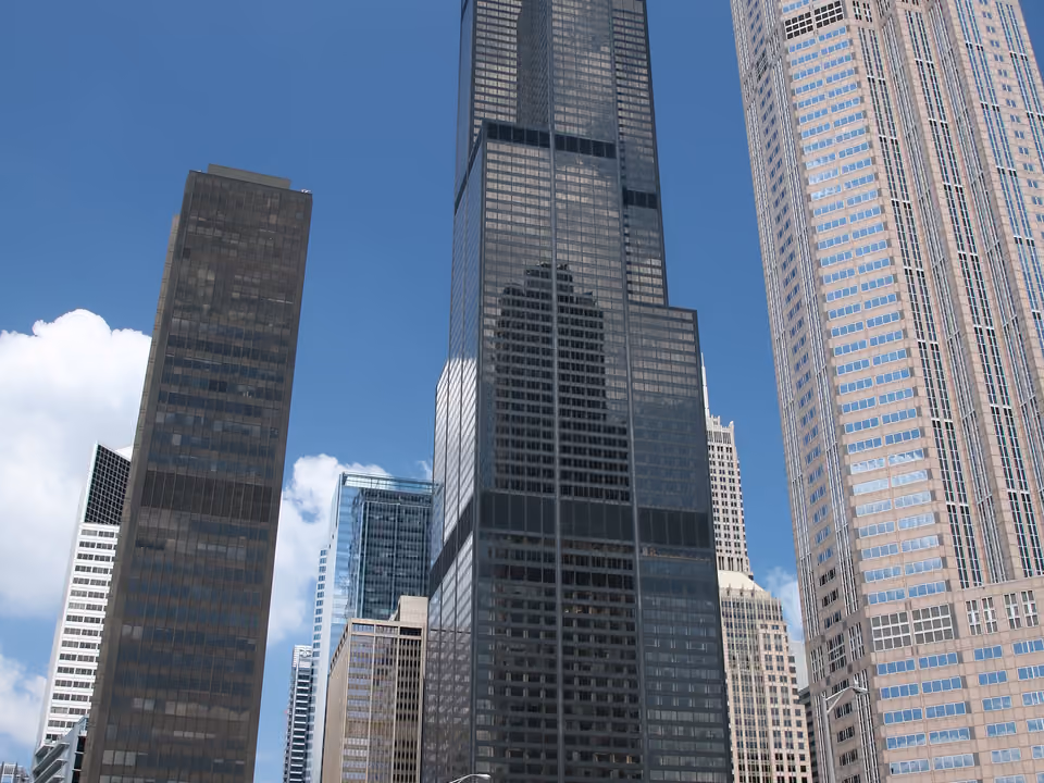 Willis Tower em Chicago, o arranha-céu preto que já foi o mais alto do mundo, visto de baixo contra o céu