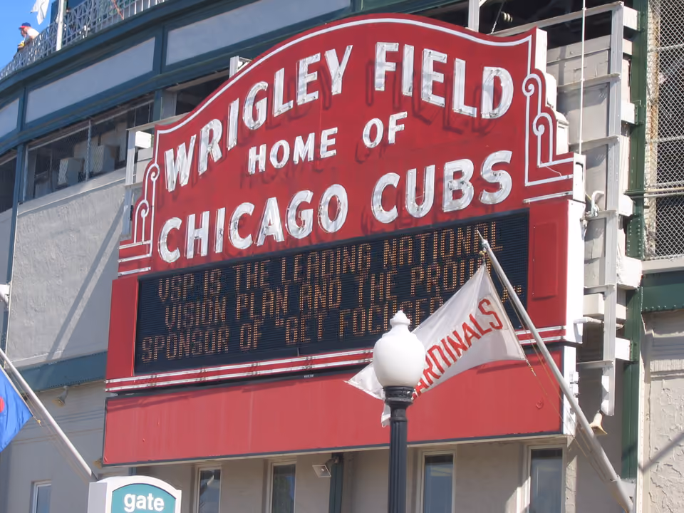 Fachada histórica do estádio Wrigley Field em Chicago, com o letreiro vermelho na entrada principal