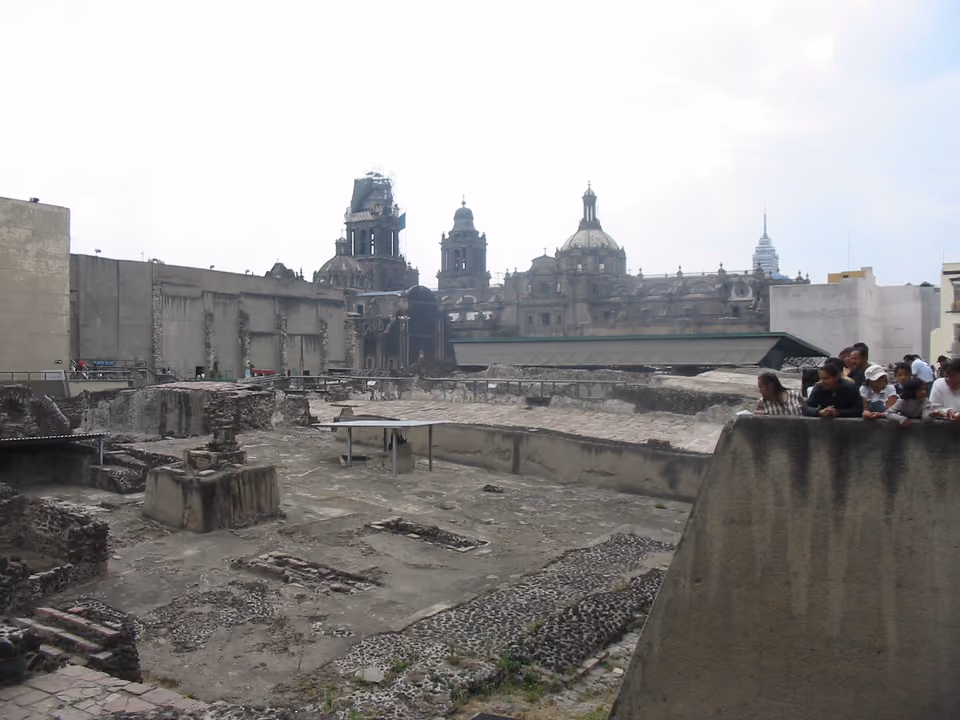 Ruínas do Templo Mayor asteca, com a Catedral Metropolitana ao fundo, Cidade do México