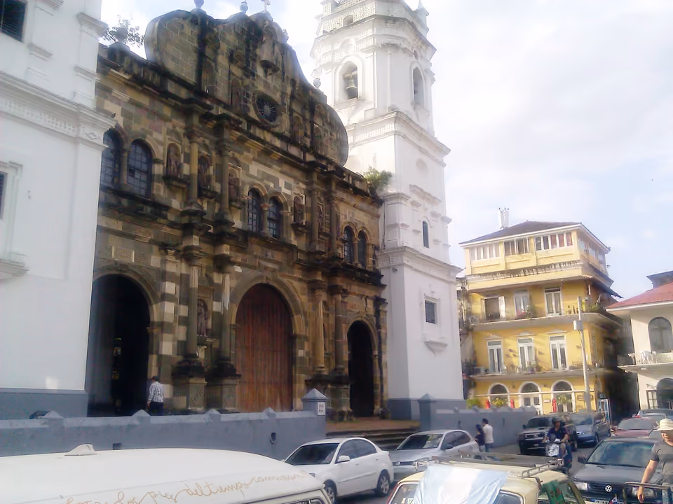Catedral Metropolitana no Casco Viejo, com fachada colonial esculpida, Cidade do Panamá