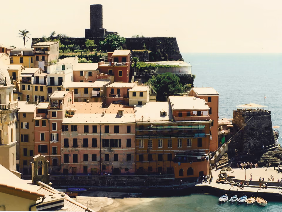 Porto de Vernazza com o castelo medieval no promontório ao fundo, Cinque Terre, Itália