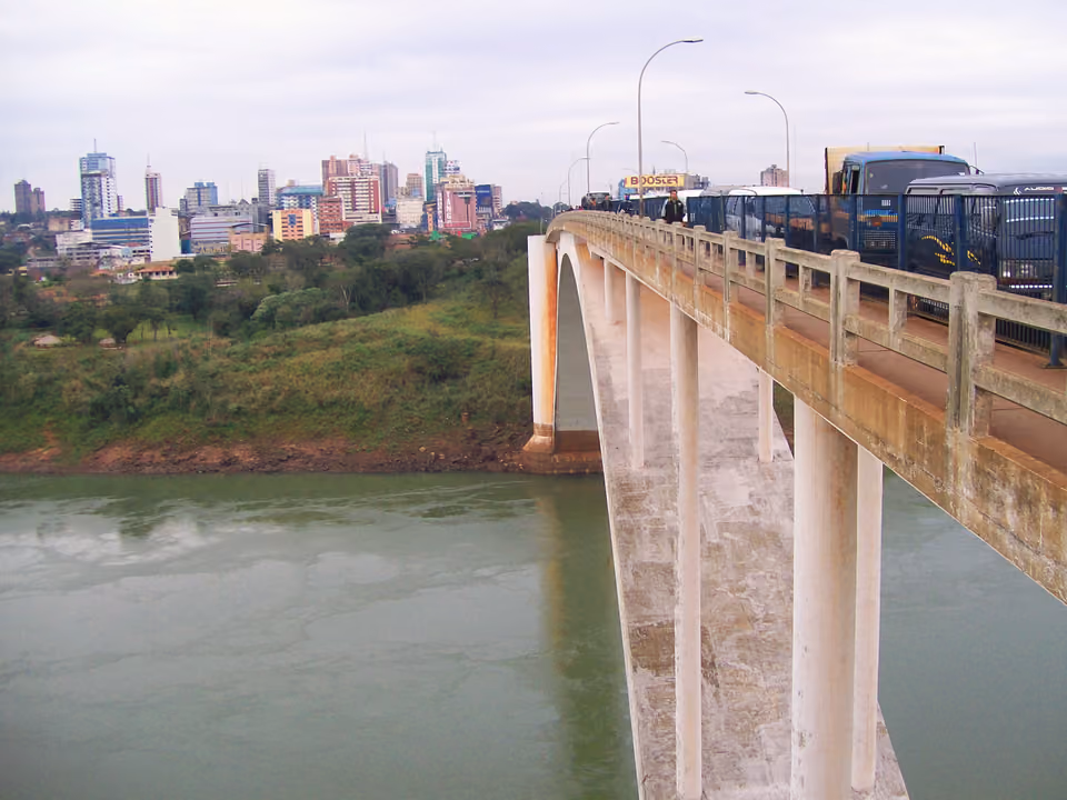 Ponte da Amizade com o skyline de Ciudad del Este ao fundo