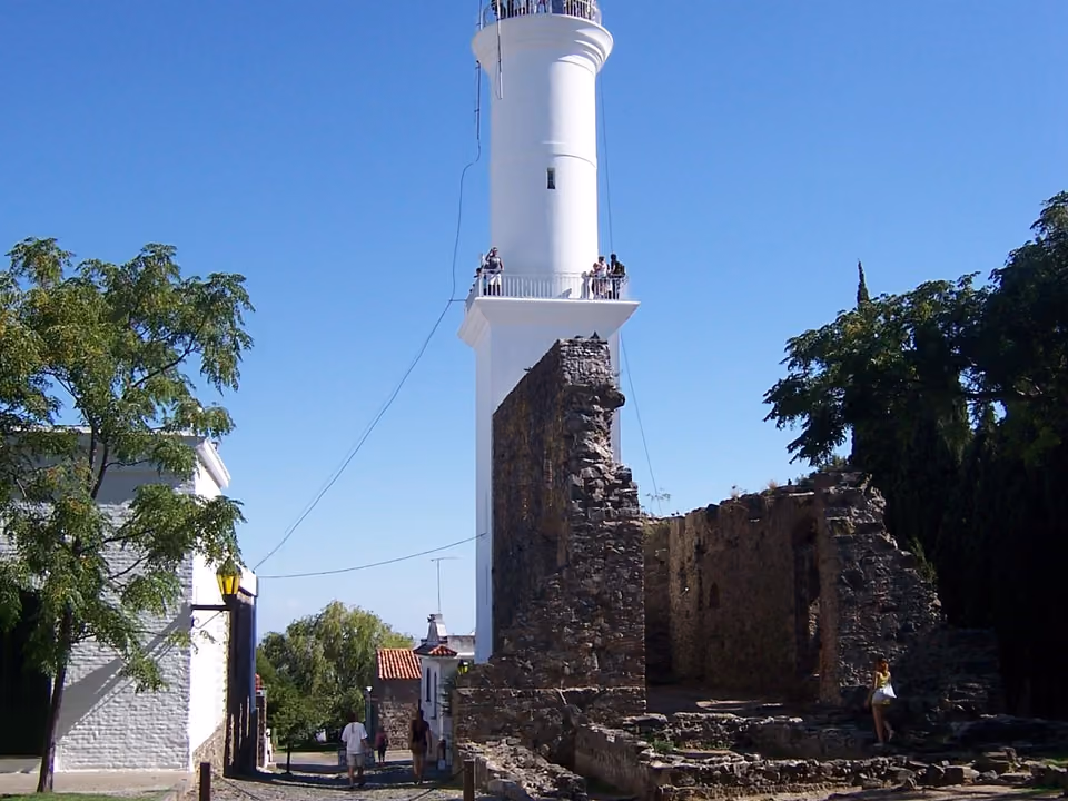Farol de Colonia del Sacramento sobre as ruínas do antigo convento