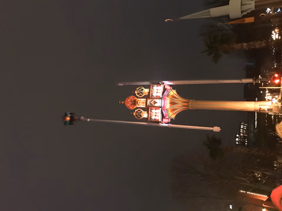 Torre iluminada do brinquedo Vertigo, no parque Tivoli Gardens, em Copenhague, Dinamarca