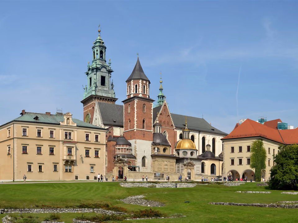 Torres e cúpula dourada da Catedral de Wawel, com o castelo real ao fundo, Cracóvia, Polônia