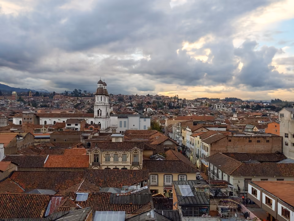 Vista panorâmica dos telhados coloniais e da torre de igreja no centro histórico de Cuenca, Equador