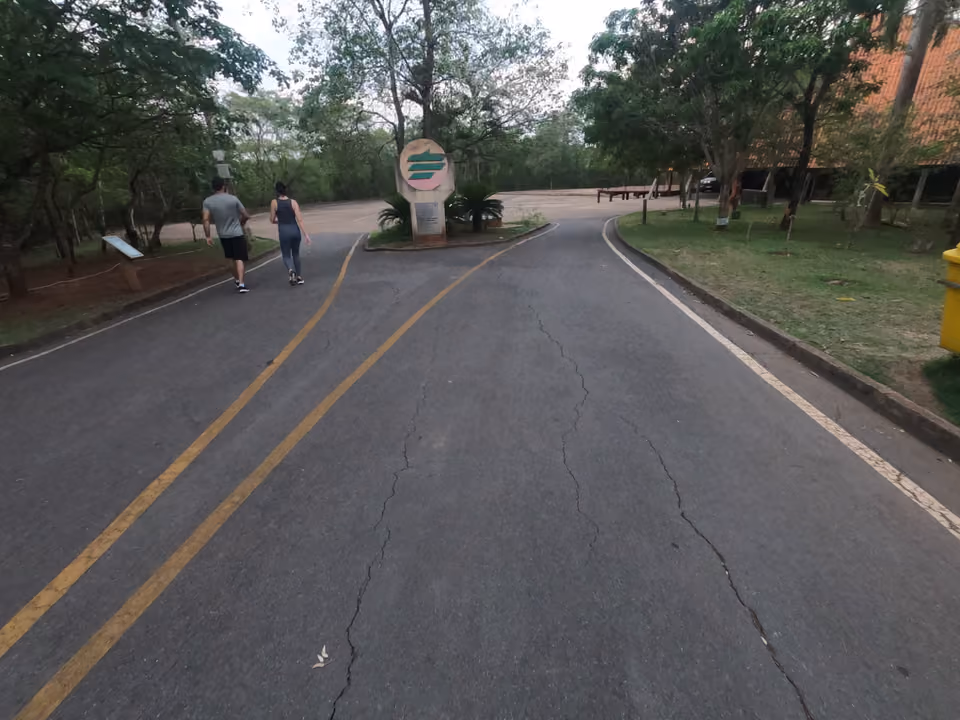 Trilha pavimentada em meio à mata do Parque Mãe Bonifácia, em Cuiabá