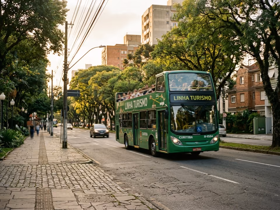 Ônibus verde de dois andares da Linha Turismo passando por rua arborizada de Curitiba