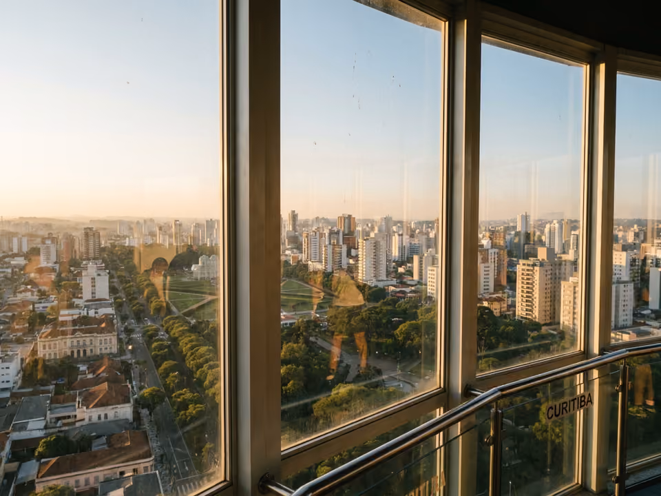 Vista da cidade de Curitiba ao pôr do sol pelas janelas do observatório da Torre Panorâmica