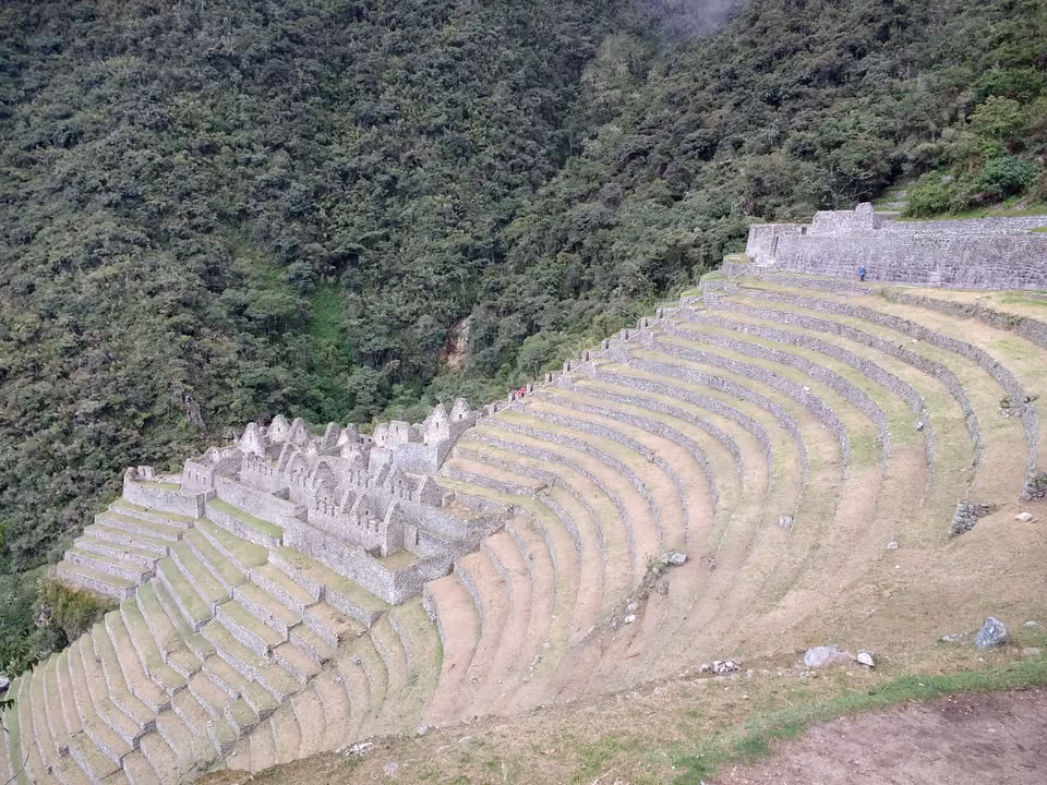 Trilha de pedra original inca subindo entre montanhas verdes no Caminho Inca, a caminho de Machu Picchu