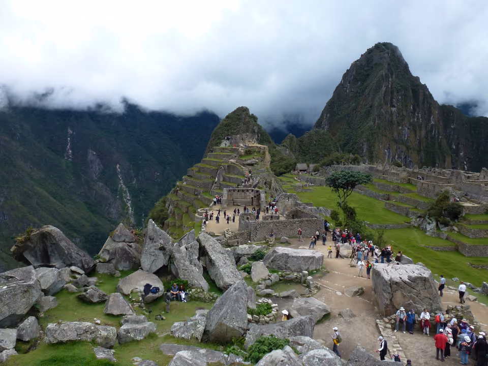Cidadela de Machu Picchu vista do mirante clássico, terraços de pedra e construções incas cercados por montanhas verdes
