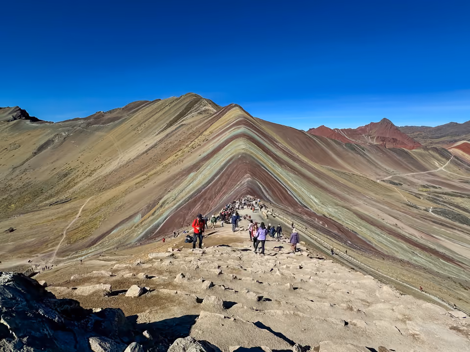 Montanha de 7 Cores (Vinicunca), no Peru, com faixas coloridas de mineral em tons de vermelho, amarelo e verde na encosta