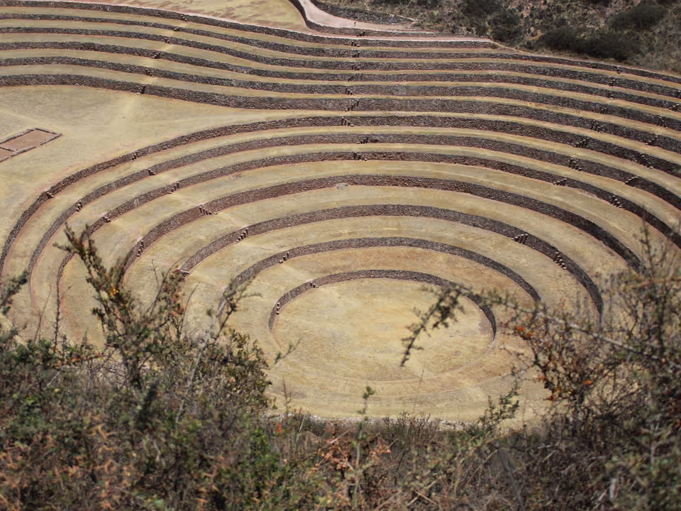 Terraços circulares concêntricos de Moray, no Peru, formando um anfiteatro escavado na terra