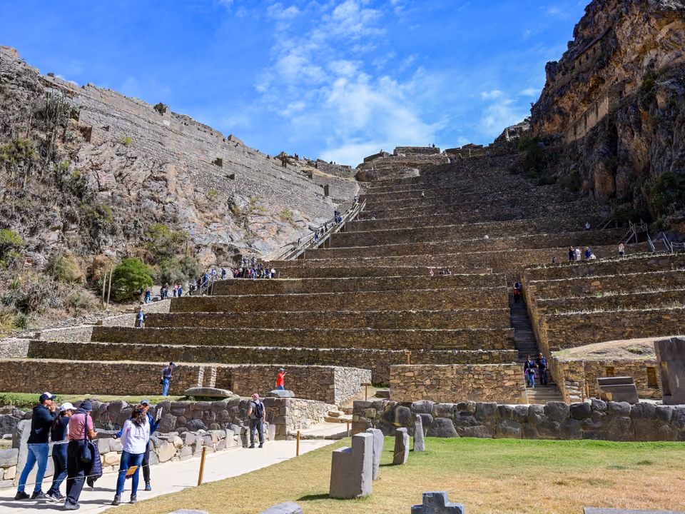 Fortaleza inca de Ollantaytambo, com terraços de pedra escalonados subindo a encosta da montanha, no Vale Sagrado