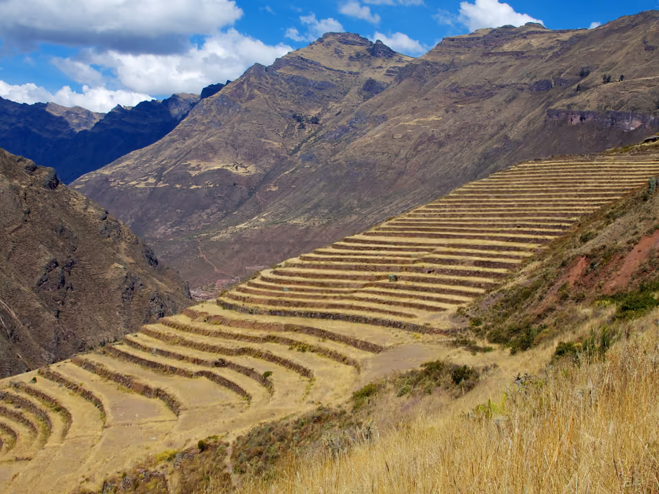 Terraços agrícolas incas em curva na encosta da montanha em Pisac, no Vale Sagrado do Peru