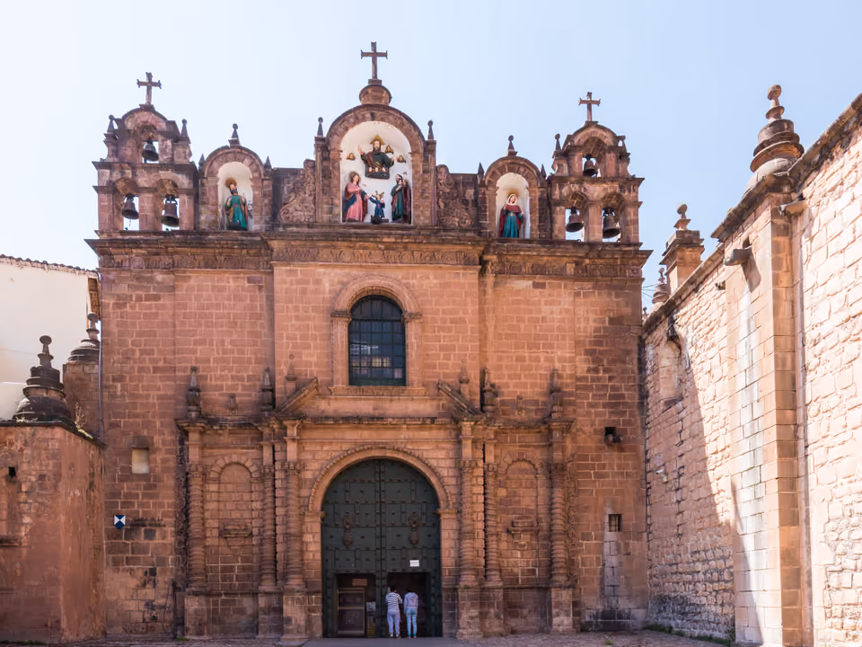 Fachada barroca da Catedral de Cusco, na Plaza de Armas, com as torres sineiras e o portal de pedra esculpida