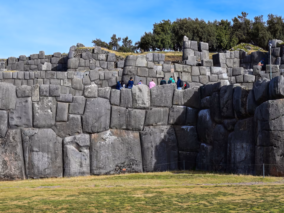 Muralhas em zigue-zague de Sacsayhuamán, com blocos de pedra ciclópicos encaixados, acima de Cusco